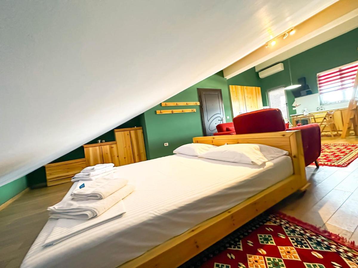 Cozy Elegance Above Korca Apartment Екстериор снимка