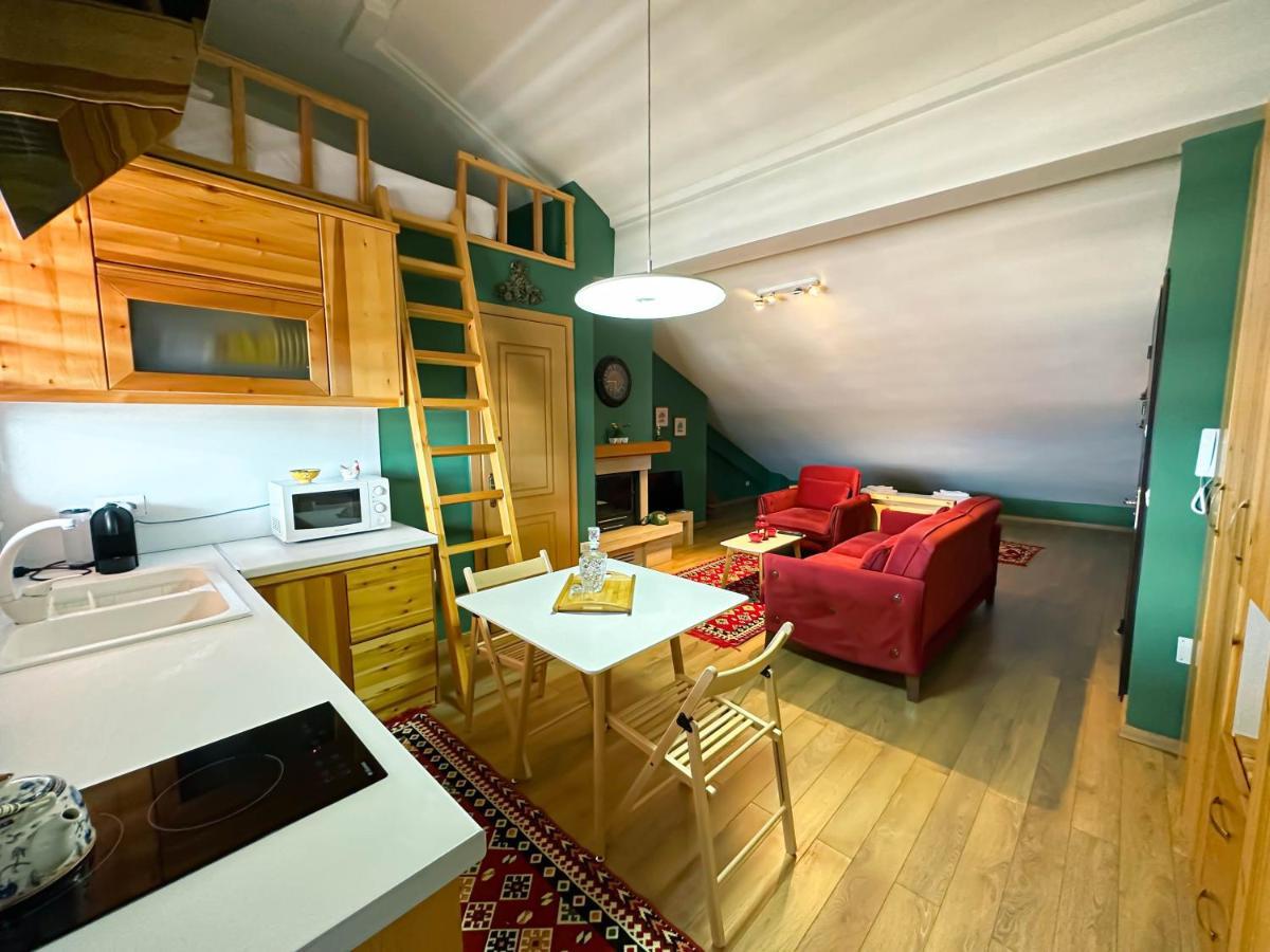 Cozy Elegance Above Korca Apartment Екстериор снимка