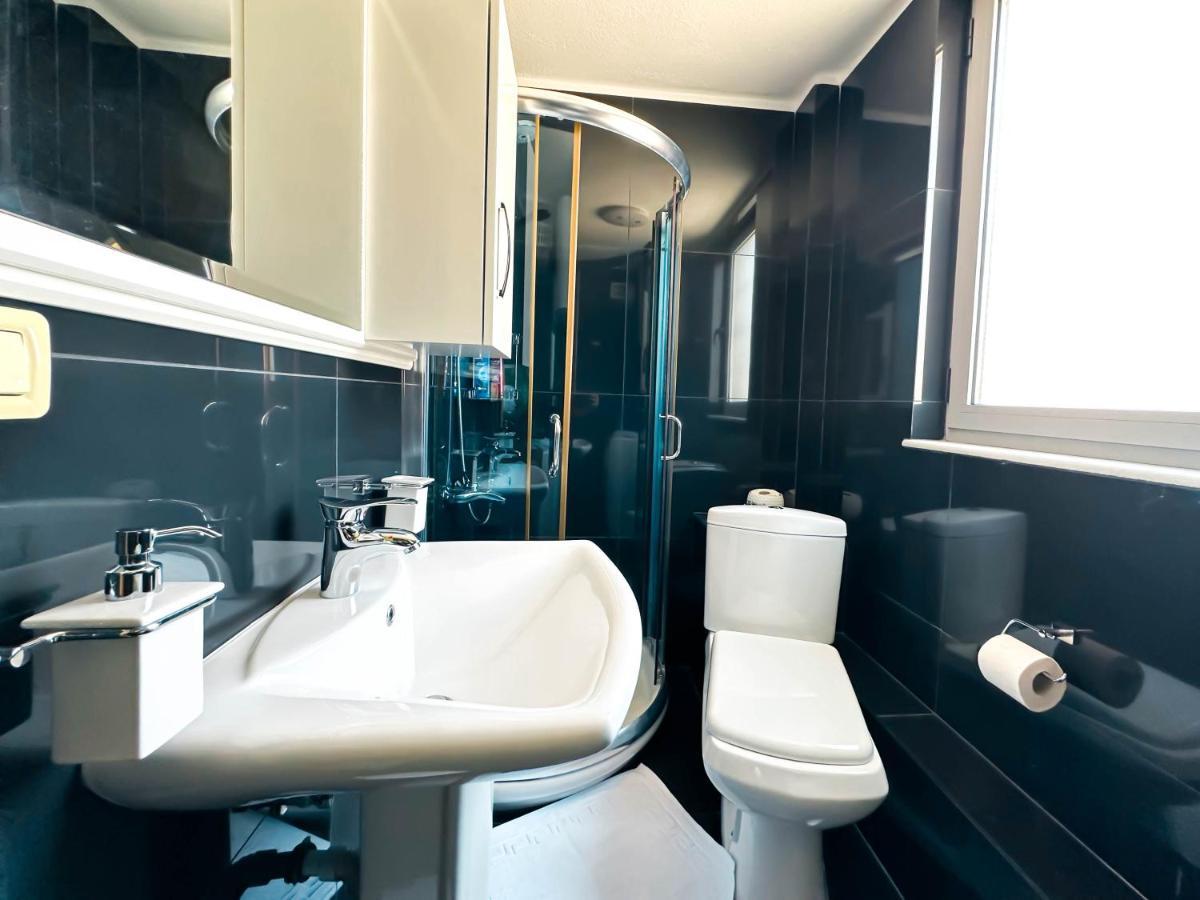 Cozy Elegance Above Korca Apartment Екстериор снимка